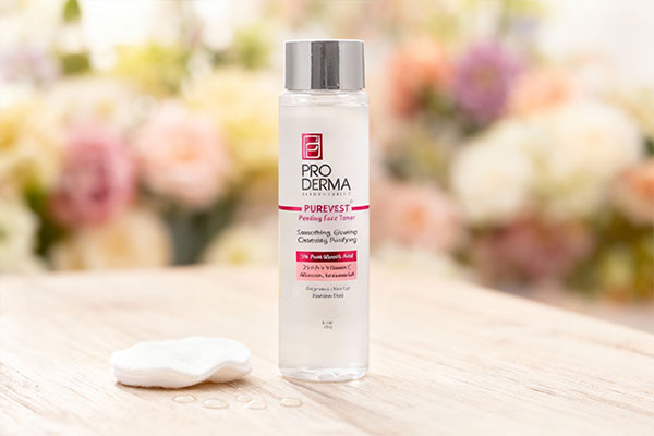 محلول لایه بردار و روشن کننده پوست پرودرما روی سطح مرمر سفید