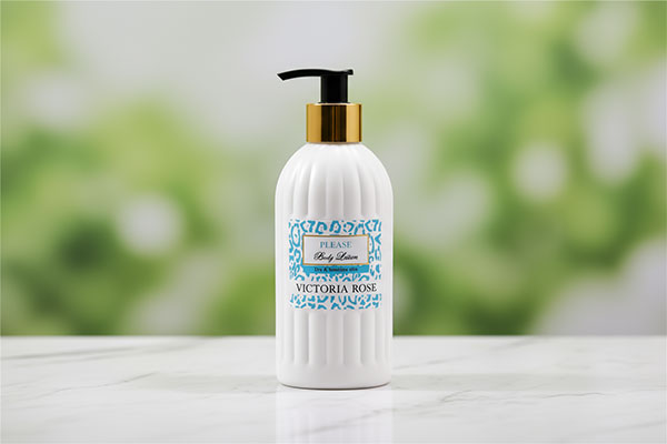 لوسیون بدن پوست خشک پلیز ویکتوریا رز روی سطح مرمر سفید