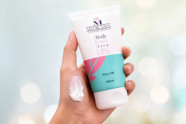 لوسیون بدن مدیلن روی پوست دست