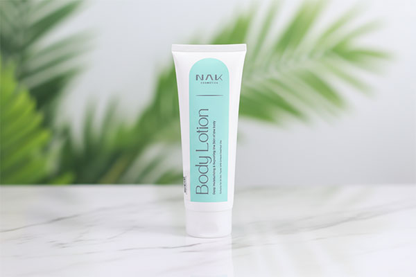 تصویر لوسیون آبرسان و ترمیم کننده ناک روی سطح مرمر سفید