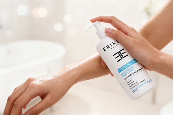 استفاده از لوسیون مرطوب کننده بدن اریکه برای پوست نرم
