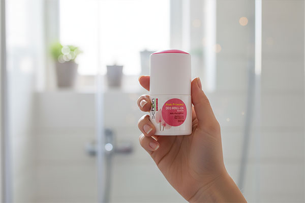 نحوه استفاده از رول ضد تعریق مام شون صورتی روی پوست