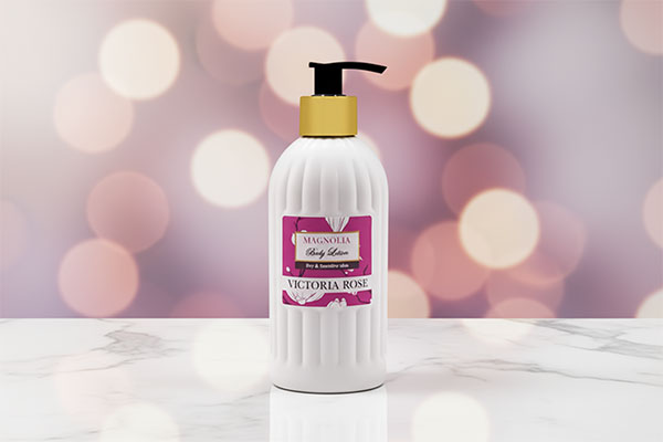 تصویر لوسیون بدن پوست خشک مگنولیا ویکتوریا رز روی سطح مرمر سفید