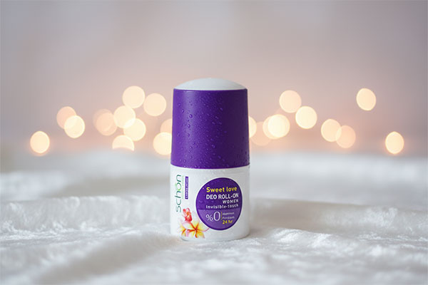 مام رول زنانه بدون آلومینیوم سوییت لاو شون روی سطح سفید