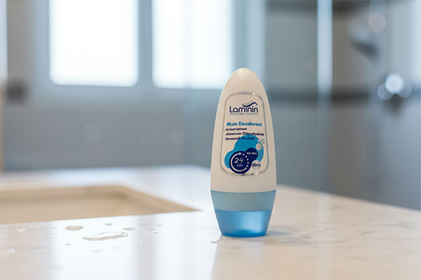 مام ضد تعریق دئودورانت مردانه لامینین روی پیشخوان حمام