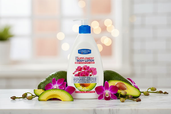 لوسیون بدن مرطوب کننده آووکادو و ارکیده کامان روی میز با عناصر طبیعی