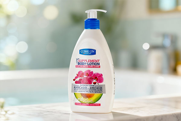 نمای نزدیک لوسیون مرطوب کننده آووکادو و ارکیده کامان با بسته‌بندی زیبا