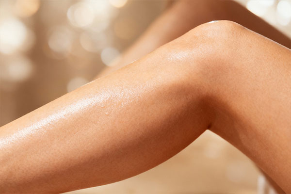 لوسیون بدن کیوتن الارو روی پیشخوان حمام سفید