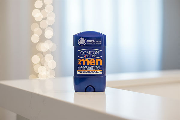 دئودورانت کرمی مردانه کلین کامفورت کامان روی پیشخوان حمام