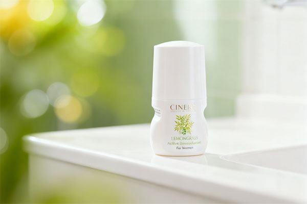 مام رول ضد تعریق زنانه لیمو گراس سینره روی میز سفید