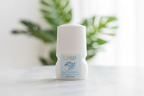 دئودورانت زنانه بلو واترفال سینره روی سطح مرمر سفید