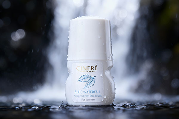 نمای نزدیک دئودورانت بلو واترفال سینره با حس طراوت