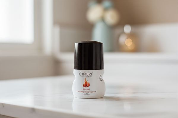 دئودورانت مردانه با رایحه گرم Flame سینره روی میز سفید