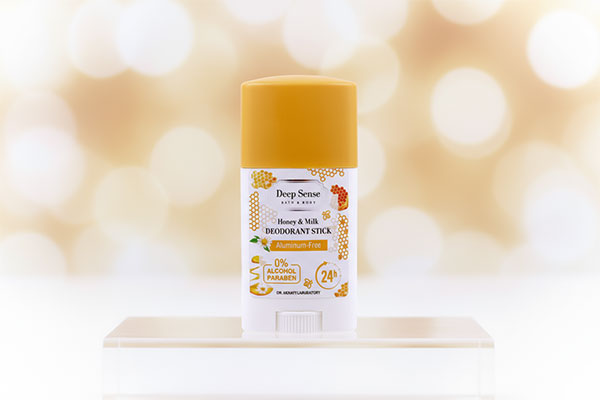 استیک دئودورانت شیر عسل دیپ سنس روی سطح سفید