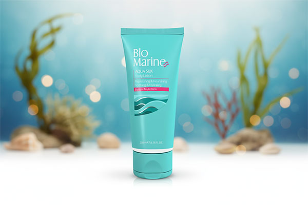 تصویر لوسیون بدن آکوا سیلک بایومارین با پسزمینه طبیعی