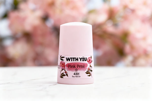 مام رول ضد تعریق پینک پتال ویت یو روی سطح مرمر سفید