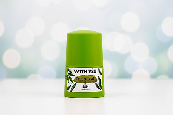 مام رول ضد تعریق گرین لیف ویت یو روی سطح سفید