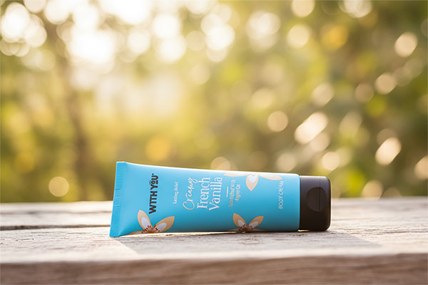 کرم مرطوب کننده بدن وانیل ویت یو روی سطح چوبی