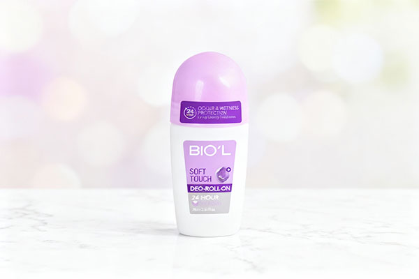 رول دئودورانت بانوان سافت تاچ بیول روی سطح مرمر سفید