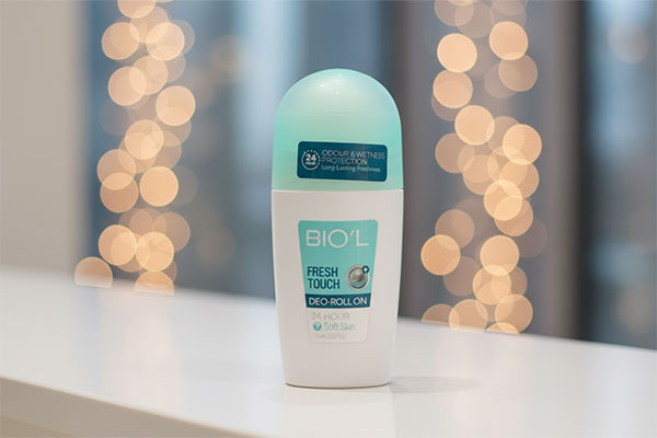 مام رول ضد تعریق فرش تاچ بیول روی میز سفید