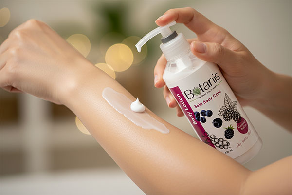 استفاده از لوسیون بدن حاوی عصاره بلوبری و تمشک بوتانیس برای رطوبت‌رسانی پوست