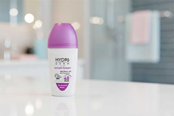 مام رول ضد تعریق بانوان اکتیو پاور هیدرودرم روی پیشخوان حمام