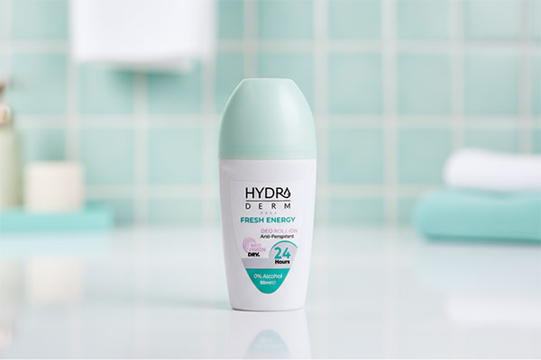 رول ضد تعریق زنانه دئودورانت فرش انرژی هیدرودرم روی میز سفید