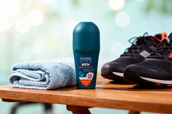 مام رول ضد تعریق آقایان هیدرودرم کنار حوله و وسایل ورزشی