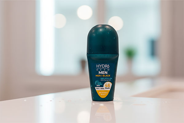 مام رول ضد تعریق آقایان من آی بلک هیدرودرم روی پیشخوان حمام