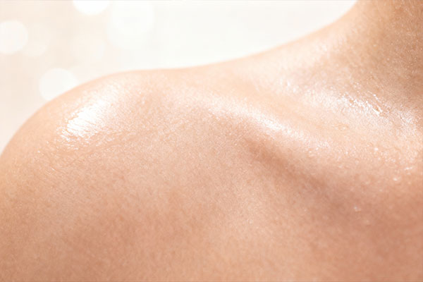 پوست نرم و مرطوب پس از استفاده از لوسیون بدن اوره آردن