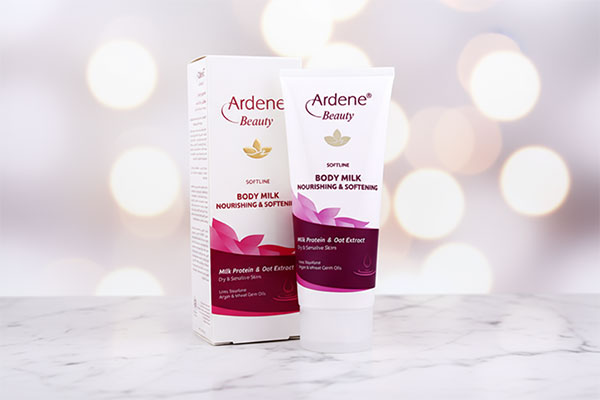 لوسیون بدن مغذی و نرم کننده پوست خشک آردن روی سطح مرمر سفید