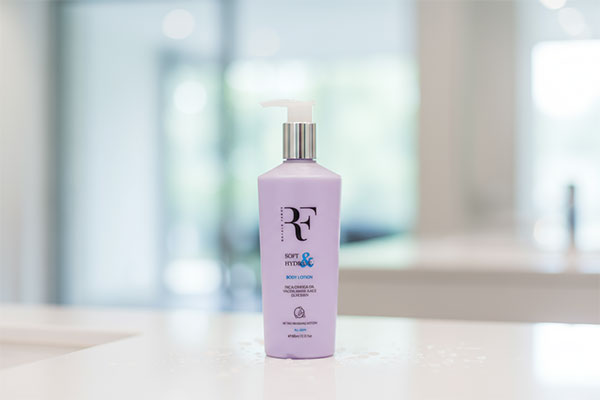 لوسیون مرطوب کننده بدن رویال فم روی میز حمام