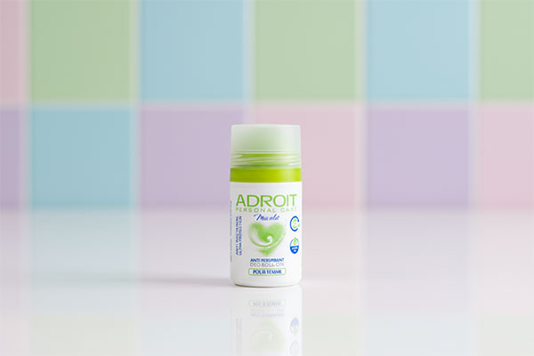 مام رول ضد تعریق زنانه میس اکلت آدرویت روی پیشخوان حمام