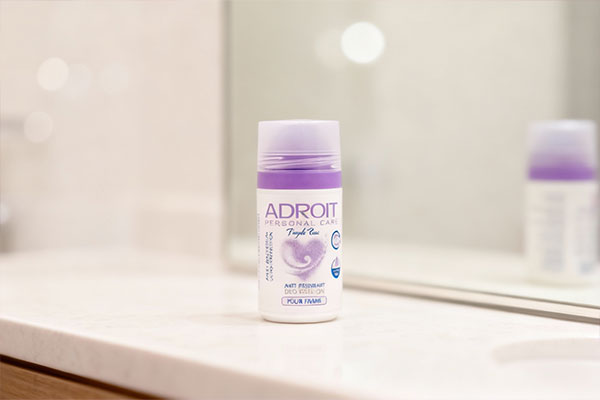 مام رول زنانه پرپل رز آدرویت در محیط حمام