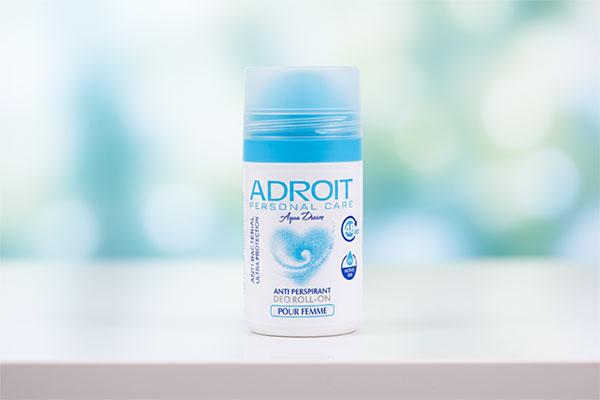 مام رول ضد تعریق زنانه آکوا دریم آدرویت روی میز حمام