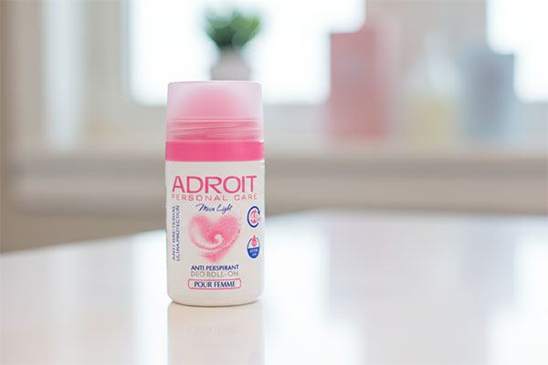 مام رول ضد تعریق زنانه مون لایت آدرویت روی پیشخوان حمام