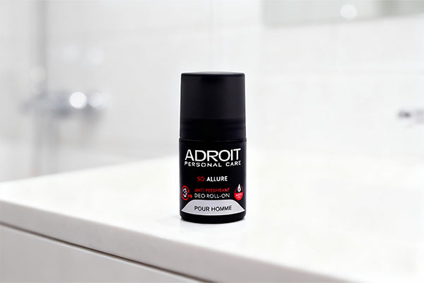 مام رول ضد تعریق مردانه سو الور آدرویت روی میز سفید