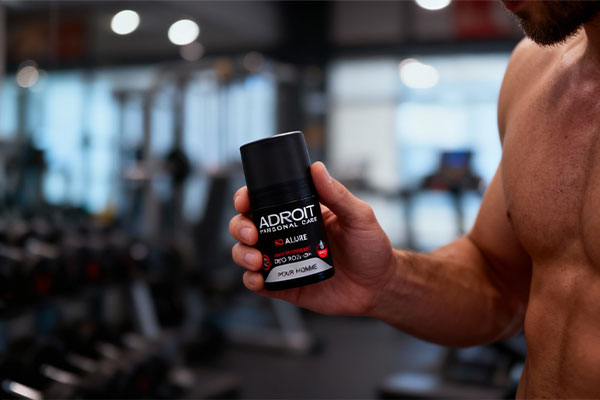 مام رول ضد تعریق مردانه سو الور آدرویت در دست ورزشکار