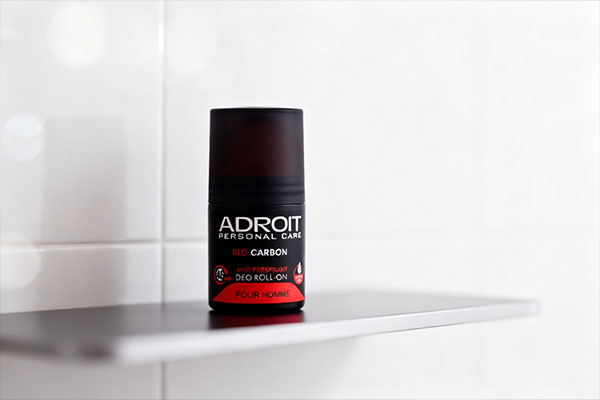 مام رول ضد تعریق مردانه آدرویت رد کربن روی قفسه حمام