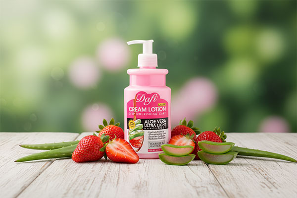 لوسیون بدن توت فرنگی و آلوئه ورا دافی در کنار توت فرنگی و آلوئه ورا