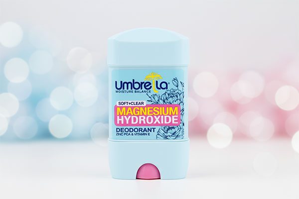 دئودورانت خوشبو کننده بدن بانوان سافت و کلیر آمبرلا روی سطح سفید