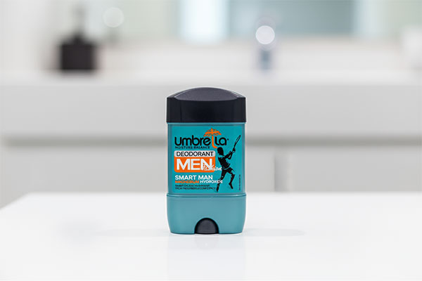 دئودورانت مردانه اسمارت من آمبرلا روی میز سفید