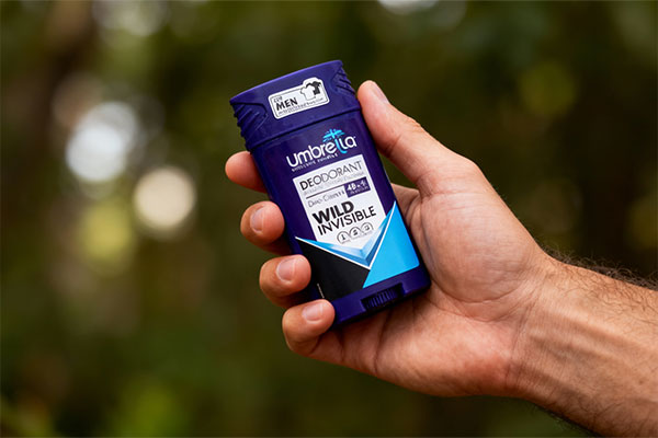 دئودورانت مردانه وایلد آمبرلا در دست مرد