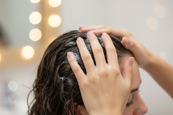 کاربرد شامپو ضد شوره راکوتن روی پوست سر