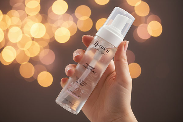 فوم میسلار راکوتن در دست برای پاکسازی پوست حساس