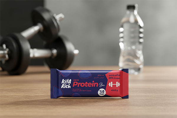 پروتئین بار زیرو کیتاریچ روی میز چوبی با تجهیزات ورزشی