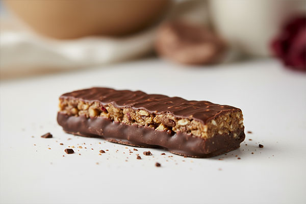 نمای نزدیک از پروتئین بار زیرو کیتاریچ با روکش کاکائو تلخ