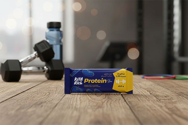 پروتئین بار کیتاریچ روی میز چوبی با تجهیزات ورزشی