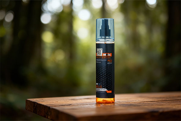 بادی اسپلش مردانه آف رود مای روی سطح چوبی