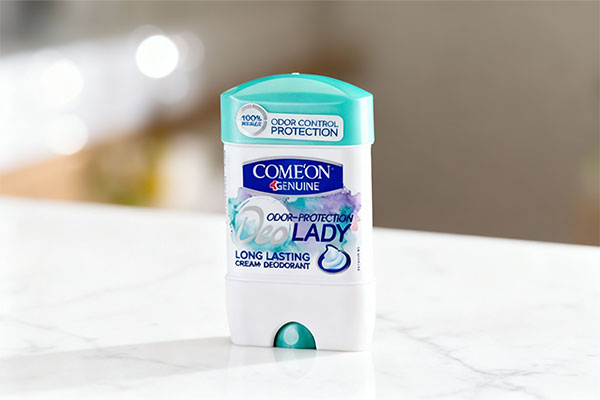 دئودورانت کرمی ضد تعریق زنانه لانگ لستینگ کامان روی سطح مرمر سفید